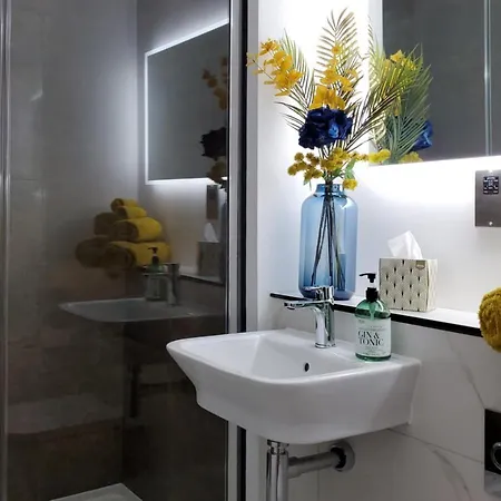 Central Boutique Studio Йорк Экстерьер фото